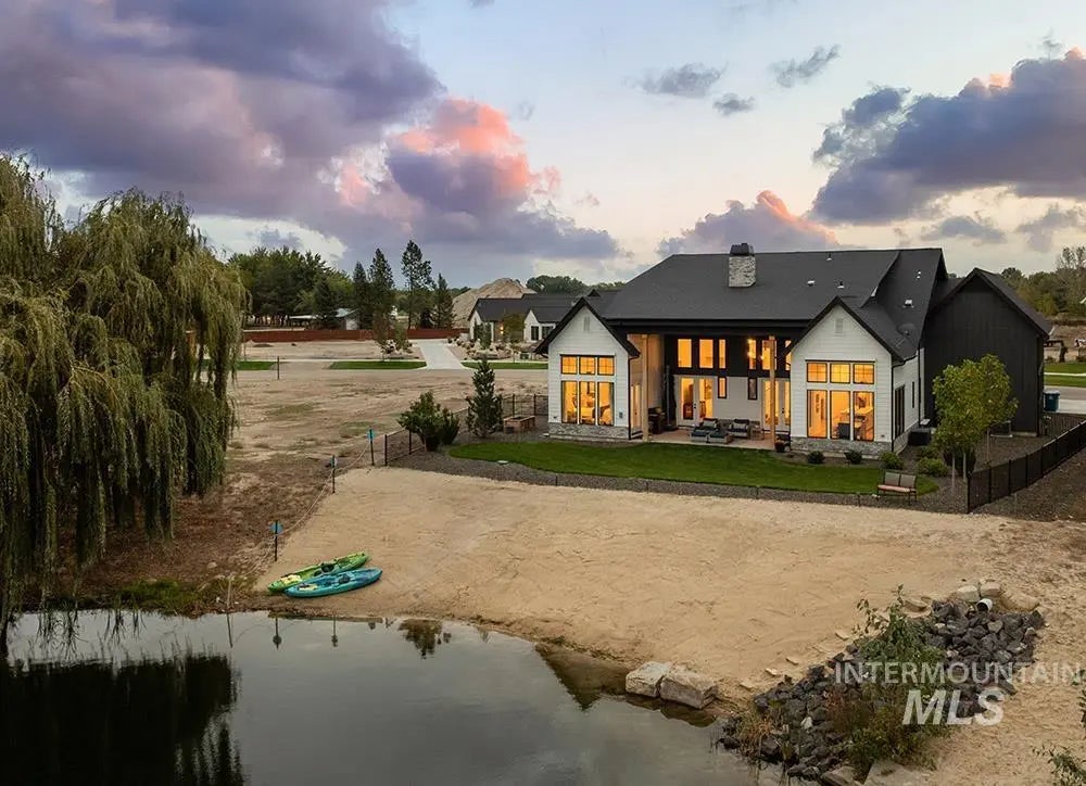 6284 Salmon Falls, Star