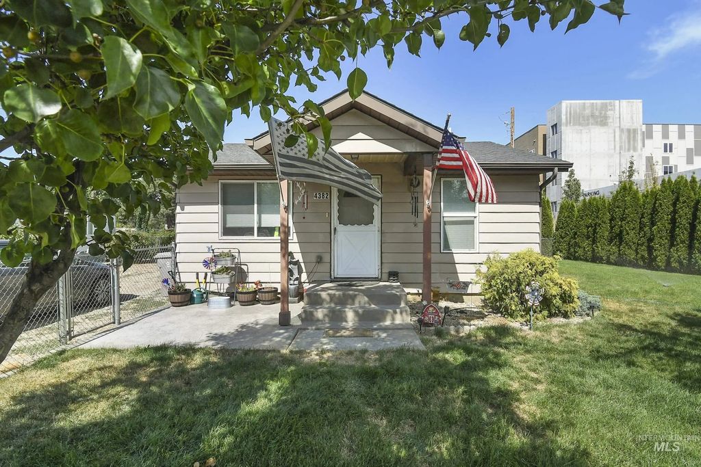 4382 N Adams St, Garden City