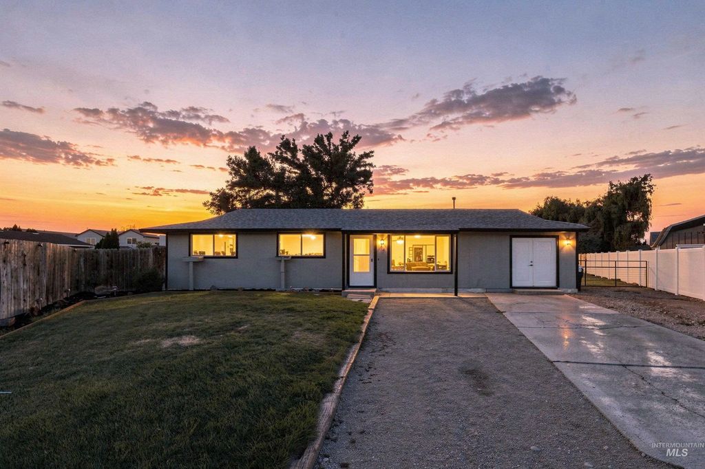 312 Carol Pl, Middleton