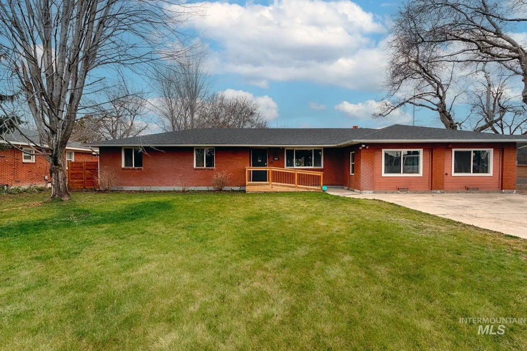 819 S Powerline Rd, Nampa