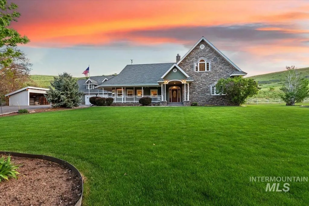 3057 Hwy 71, Cambridge