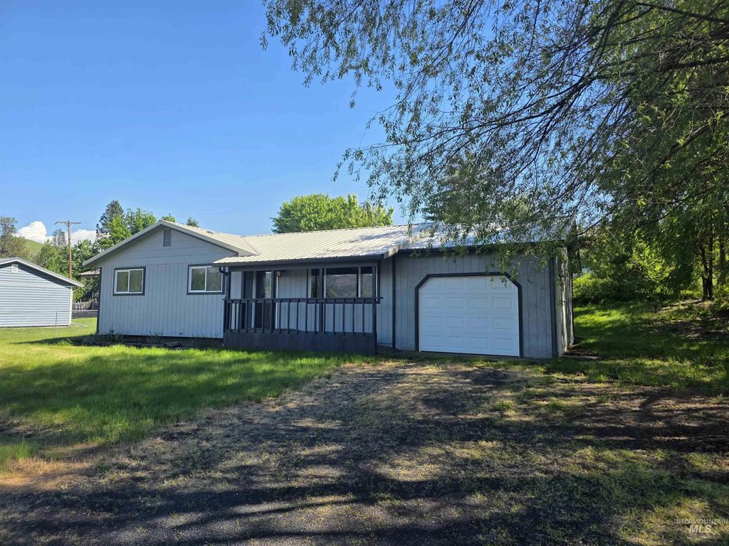 310 Fir Rd, Kamiah