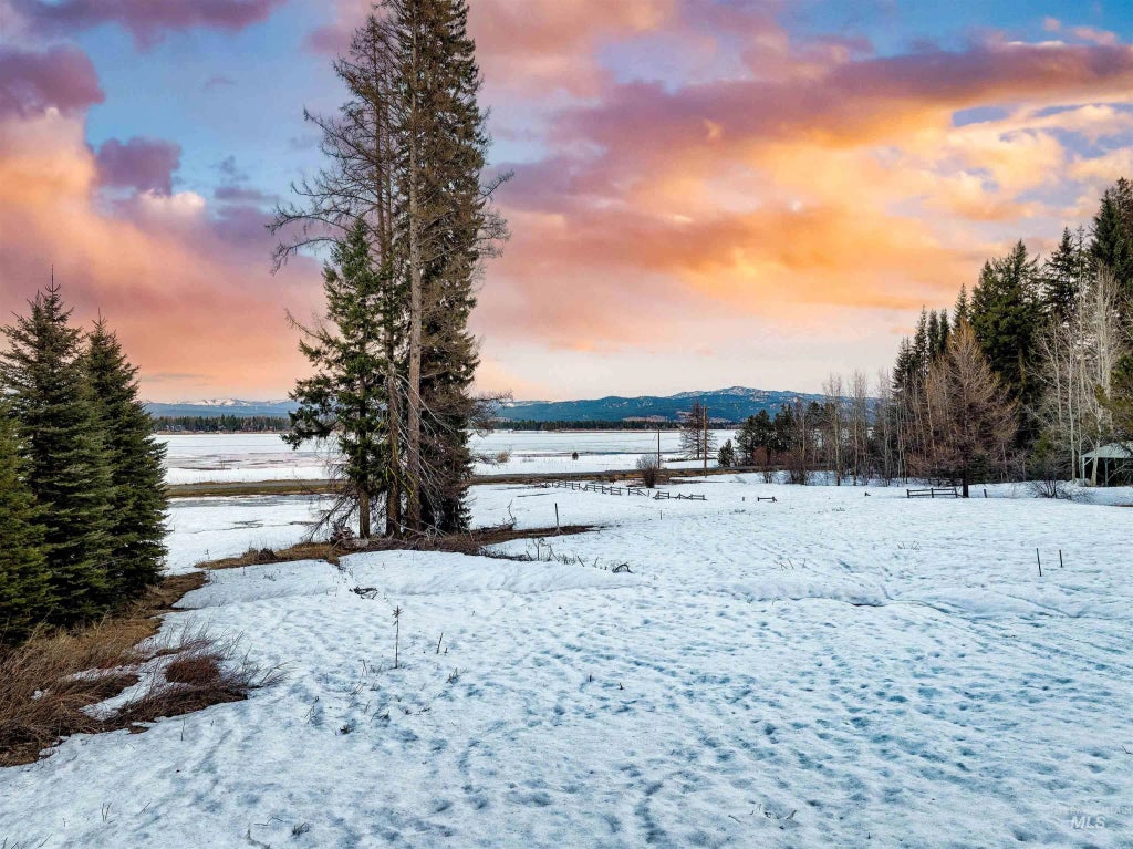 2273 West Mountain Road, Donnelly