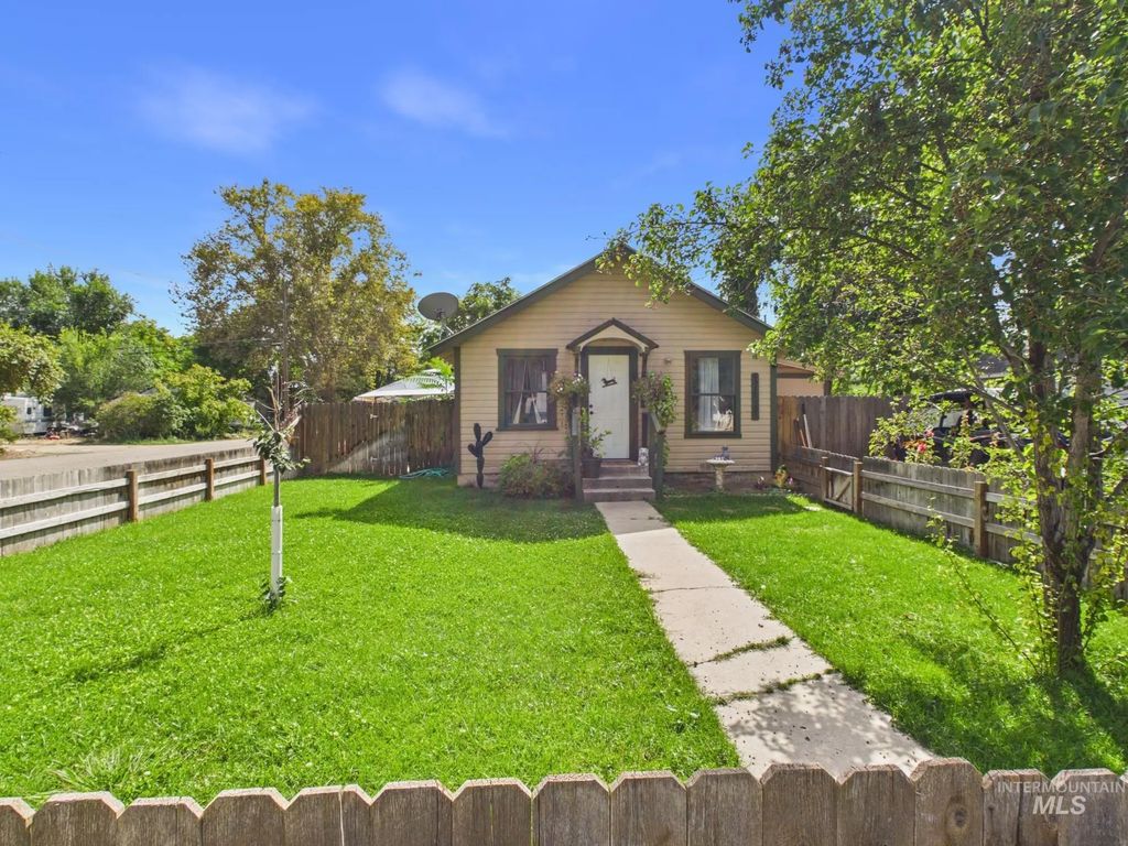 831 E 1st St & 207 S Declark, Emmett