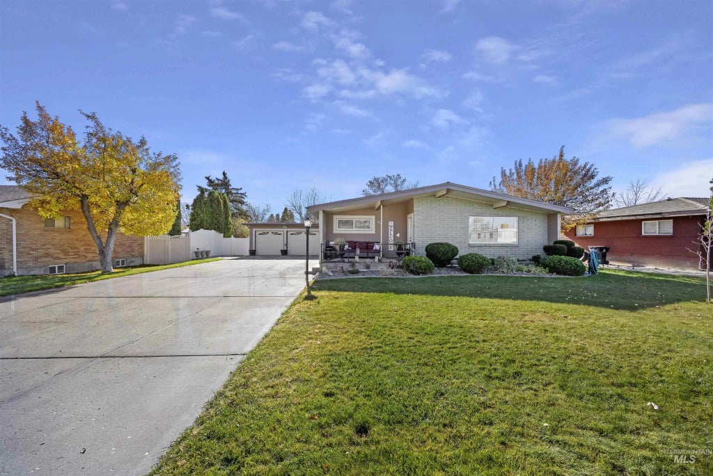 301 E 27th St, Burley