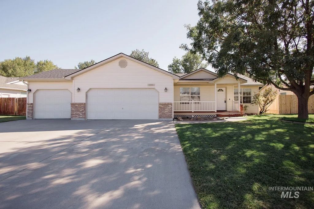 111 Ne Victor Gust Dr, Mountain Home