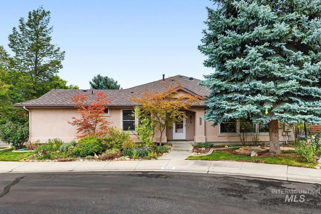 4854 Lakeview Place, Garden City