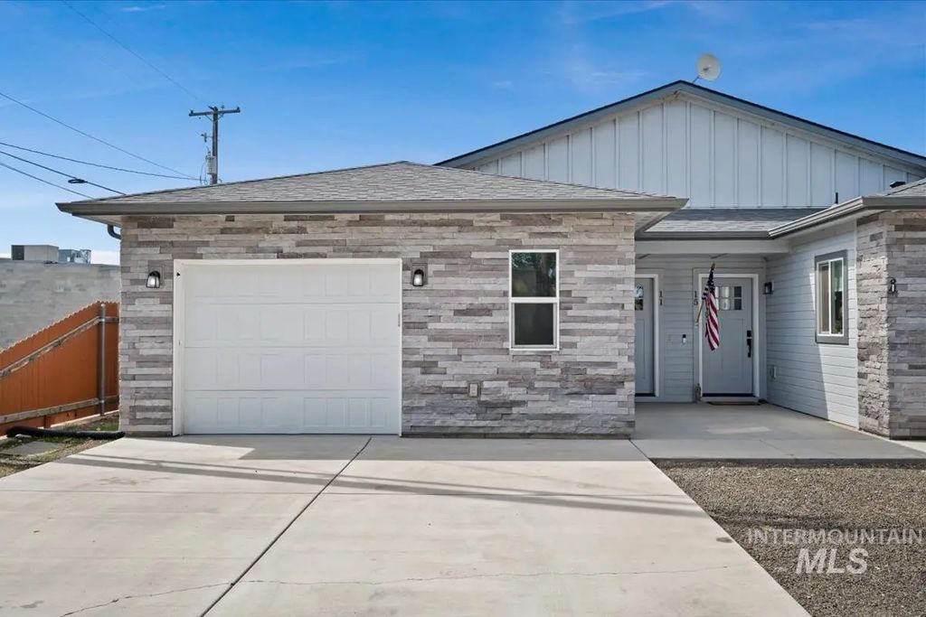 11 N 1st Street East, Homedale