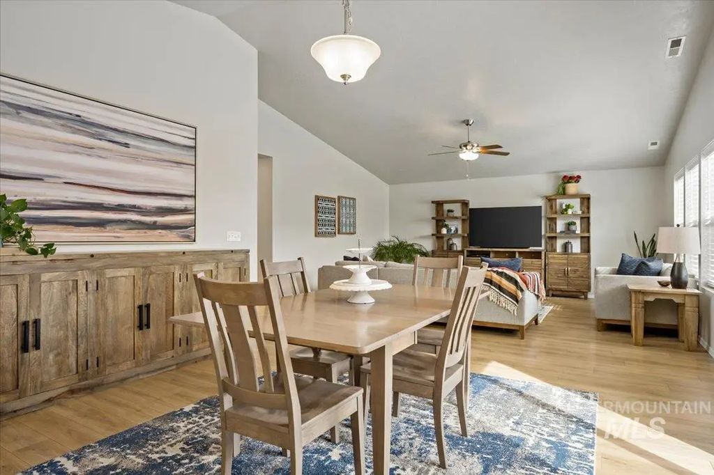 2262 N Mountain Ash Avenue, Kuna