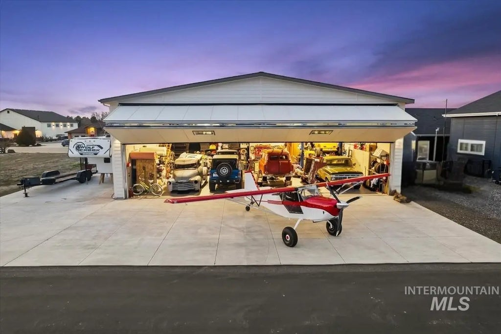21301 Cessna Ct, Greenleaf