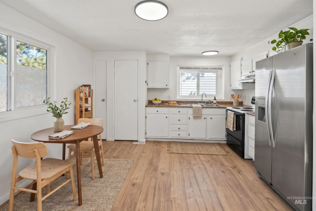 208 E 43rd St #2, Garden City