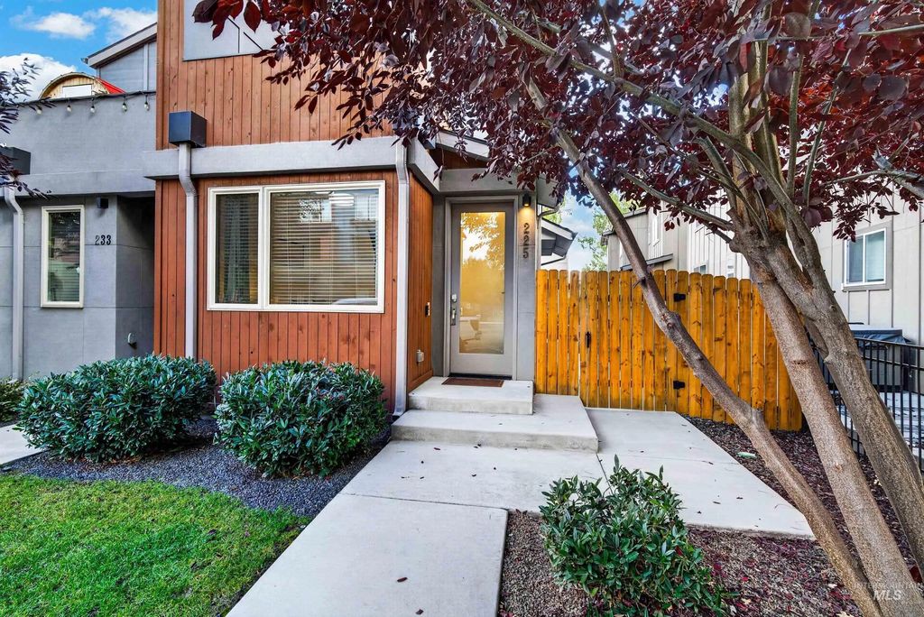 225 E 36th Street, Garden City