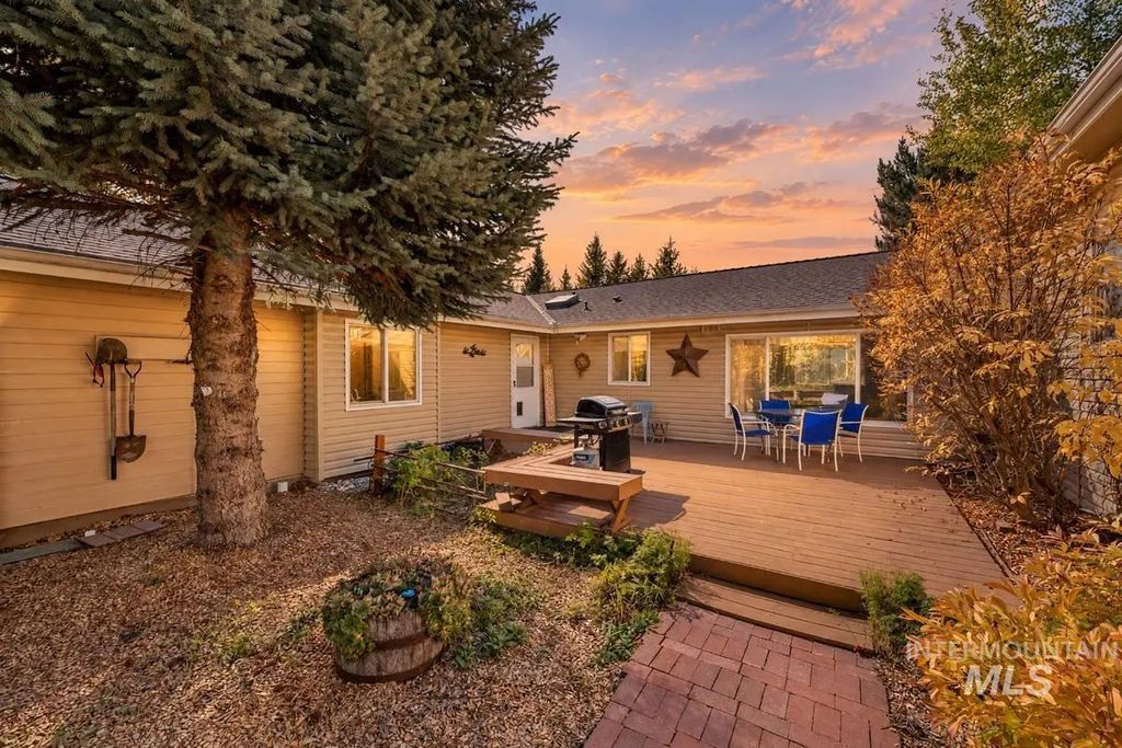 505 Lakeview Drive, Cascade