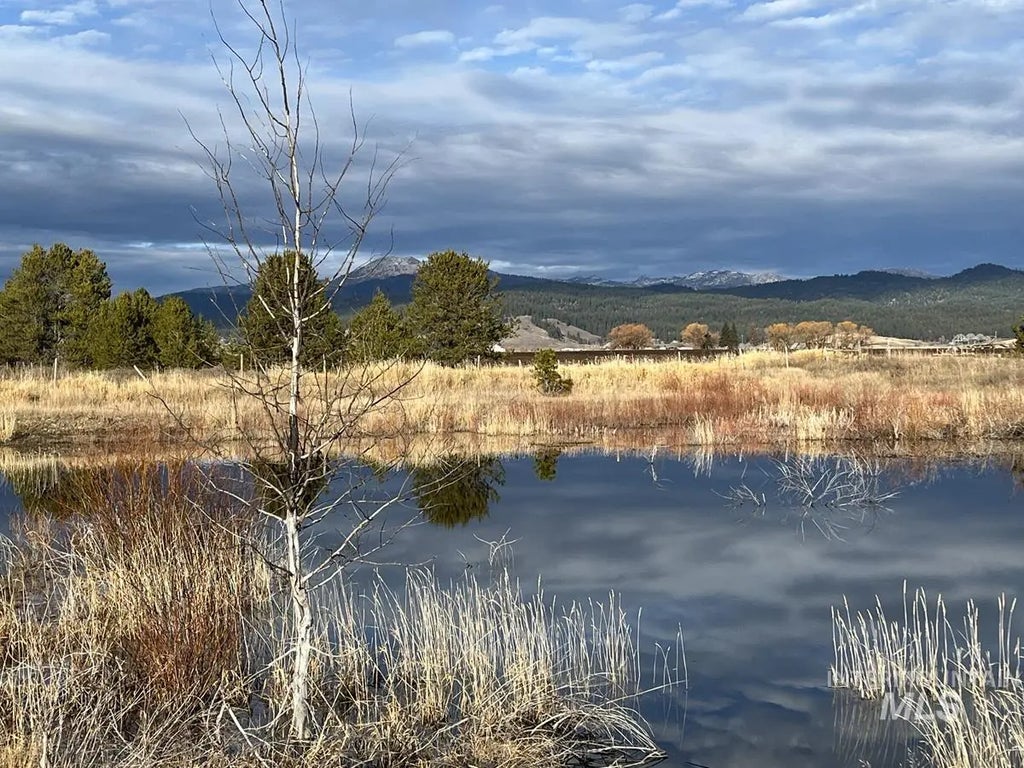 16 & 18 Loomis Lane, Donnelly