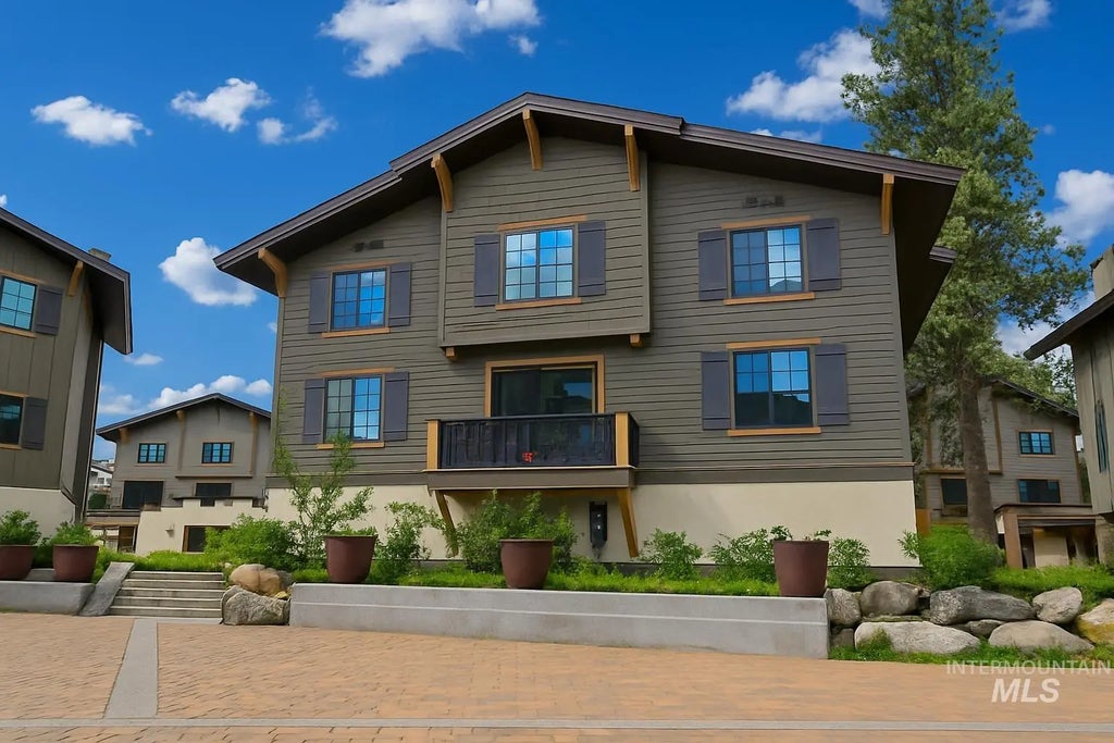 327 Silverpine Drive, McCall