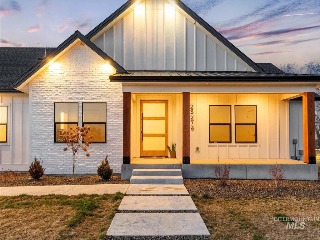 23274 Stonewater Ln, Greenleaf