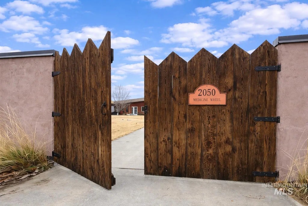 2050 E Medicine Wheel Ln, King Hill