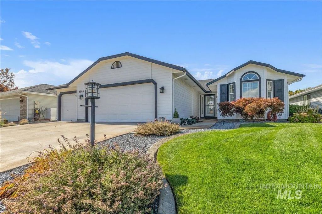 8569 Willowdale Dr, Garden City