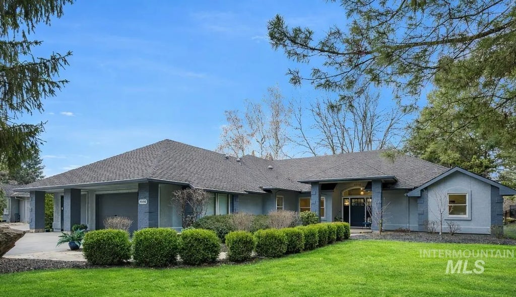 9000 W Woodglade Lane, Garden City