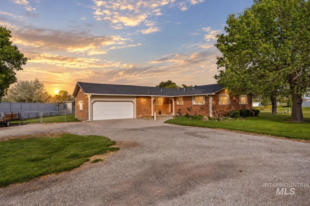 4004 N 2600 E., Twin Falls