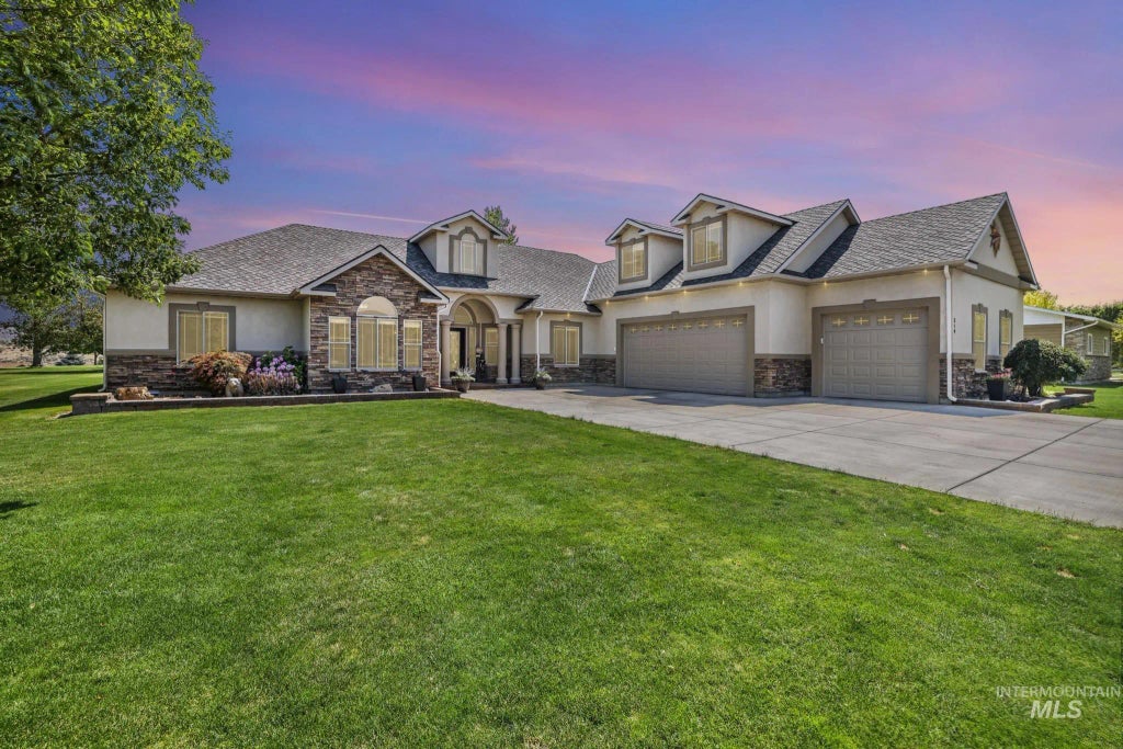 319 Clear Lake Ln, Buhl