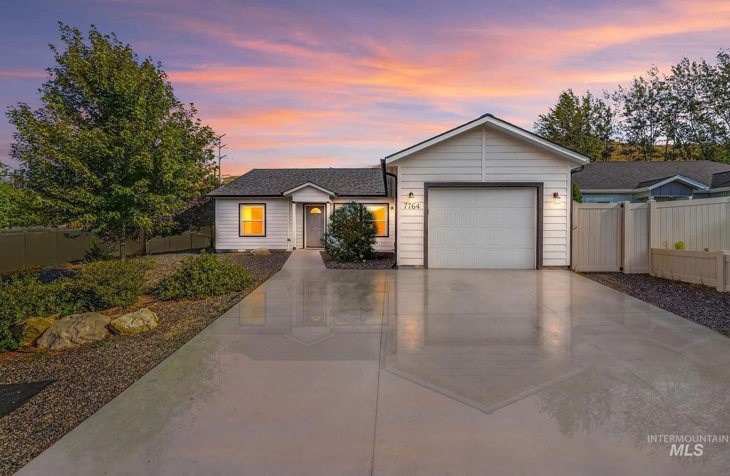 7764 Gary Ln, Boise