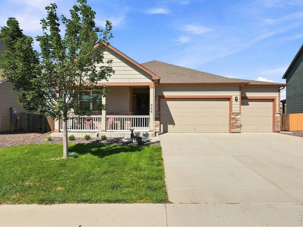 904 Charlton Dr, Windsor