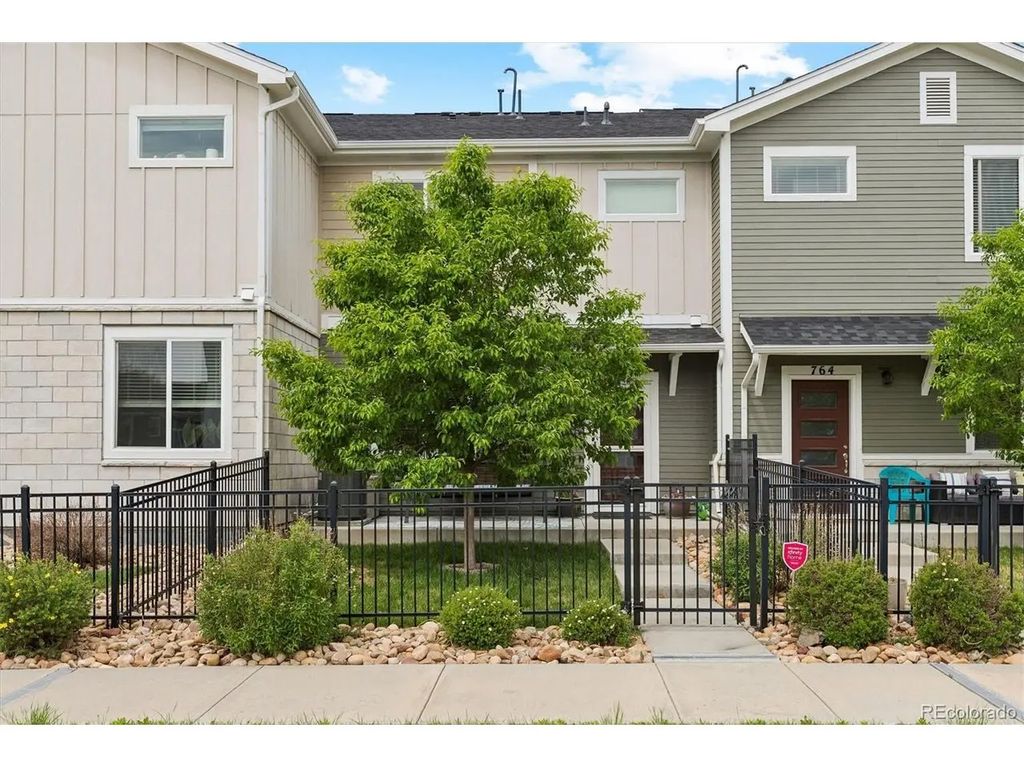 762 Stonebridge Dr, Longmont