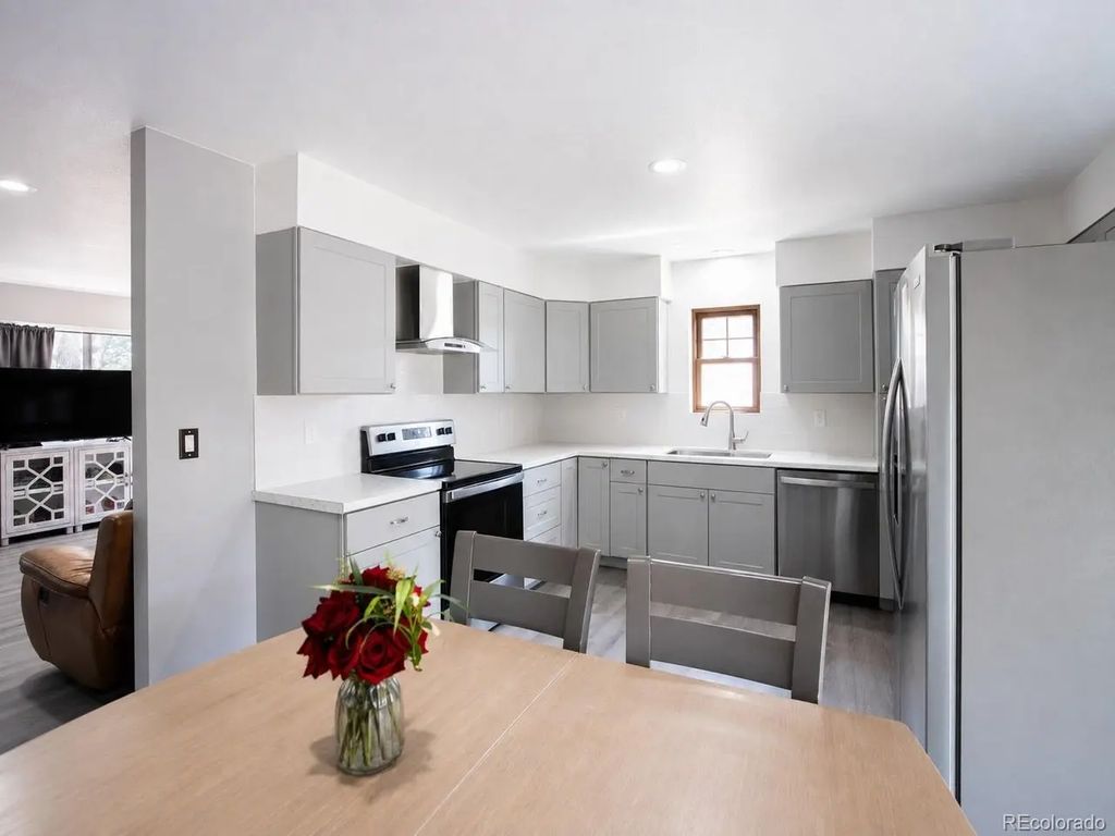 1307 Grays Peak Dr, Longmont