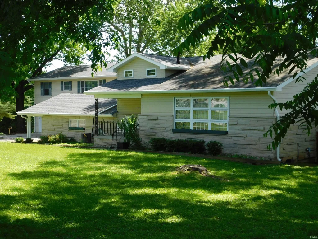 1702 Valley View Drive, Bedford