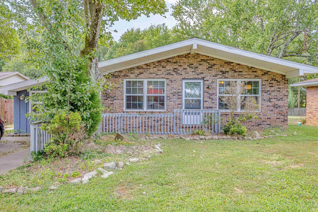 1399 W Homestead Drive, Boonville