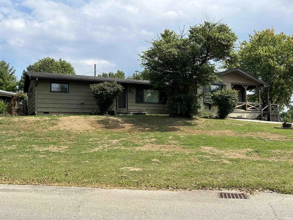 122 Edgewood Dr, Bedford