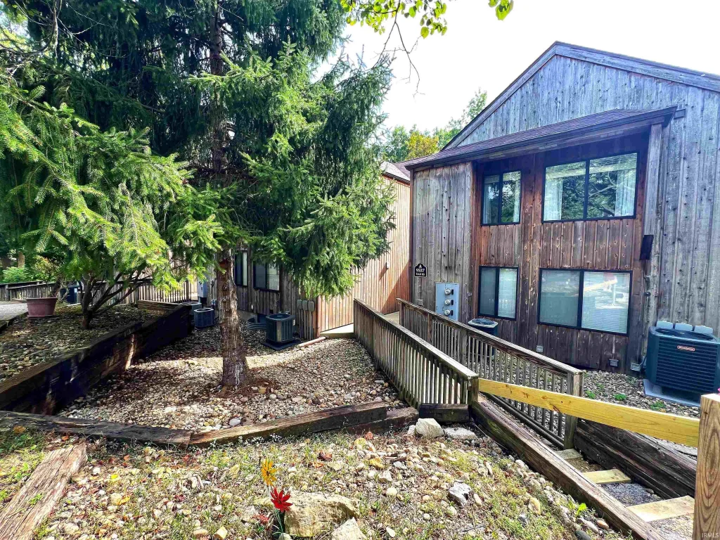 9537 S Pointe Lasalles Drive 83, Bloomington