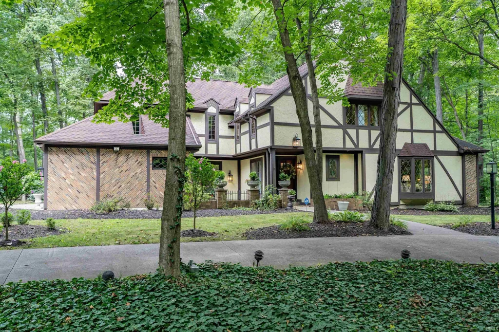 704 Oaktree Court, Fort Wayne