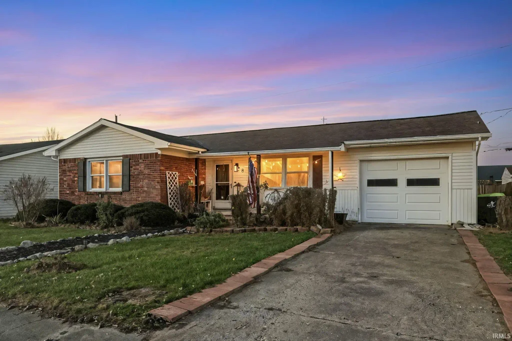 8 Turquoise Street, Huntington