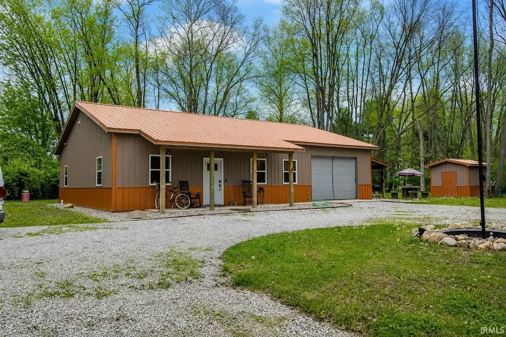 118 E Whipple Road, Winamac