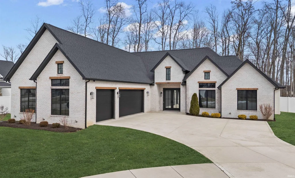 120 Anmer Hall, Fort Wayne