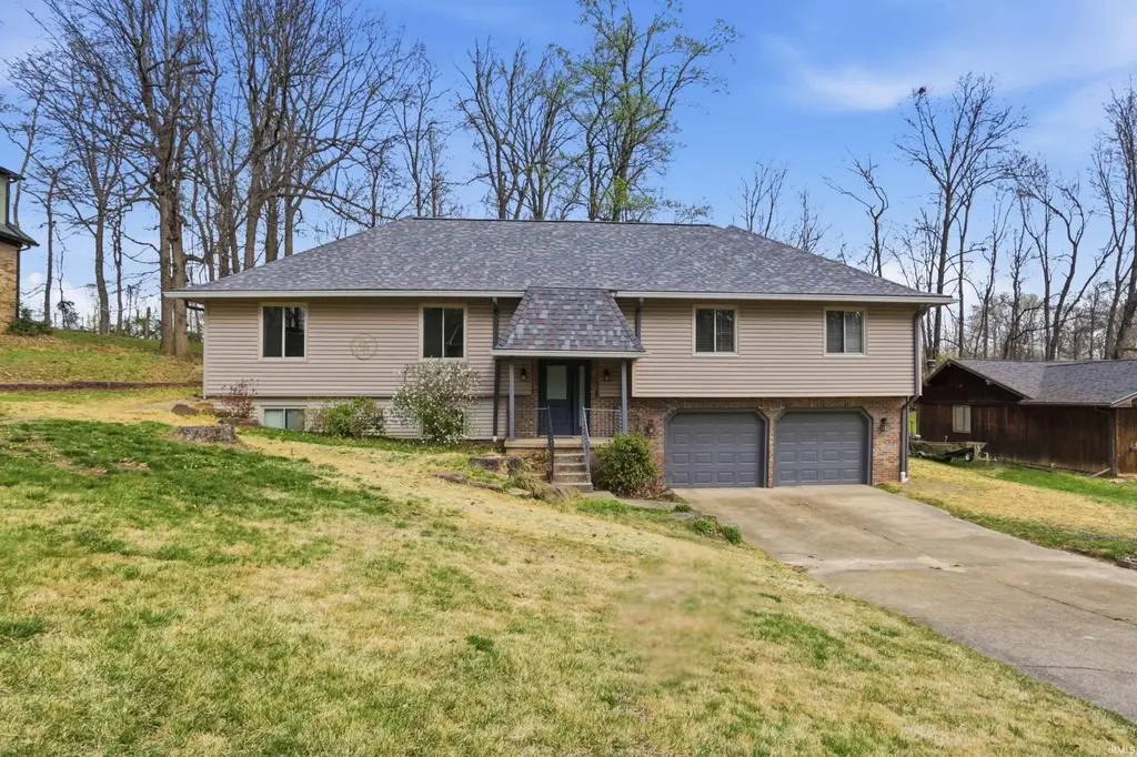 5122 Woodridge Drive, Newburgh