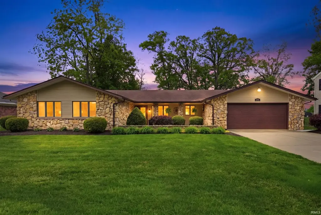 2215 W Woodmont Drive, Muncie