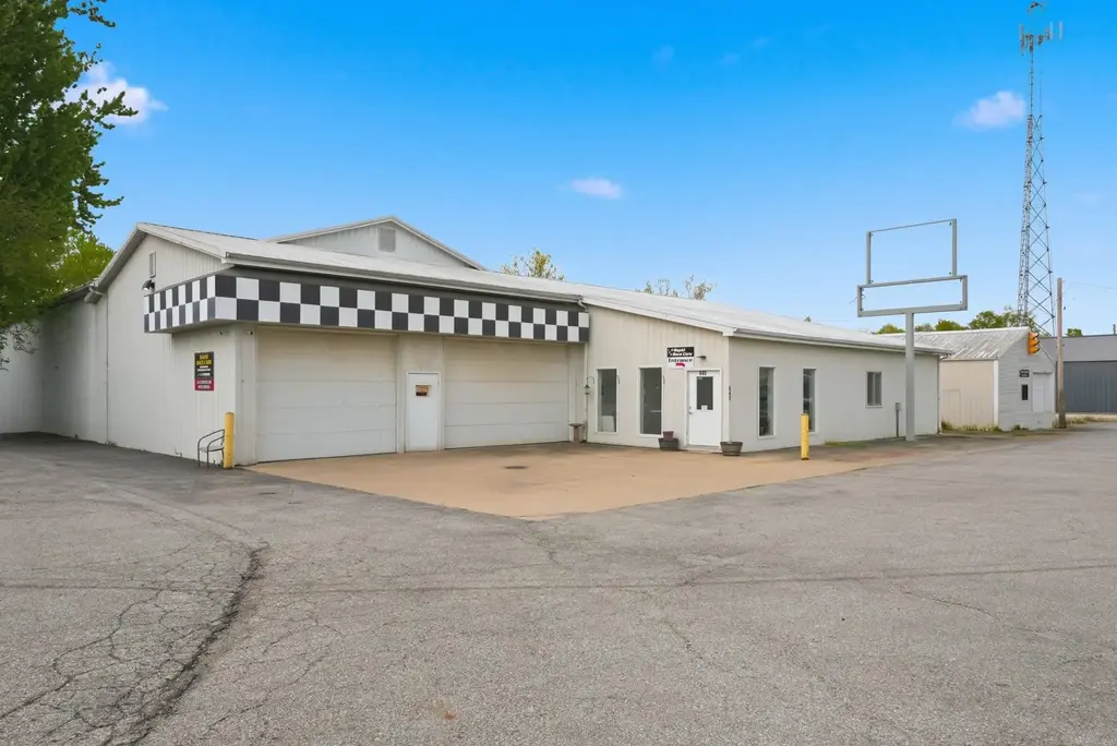 645 W 155 S, Angola