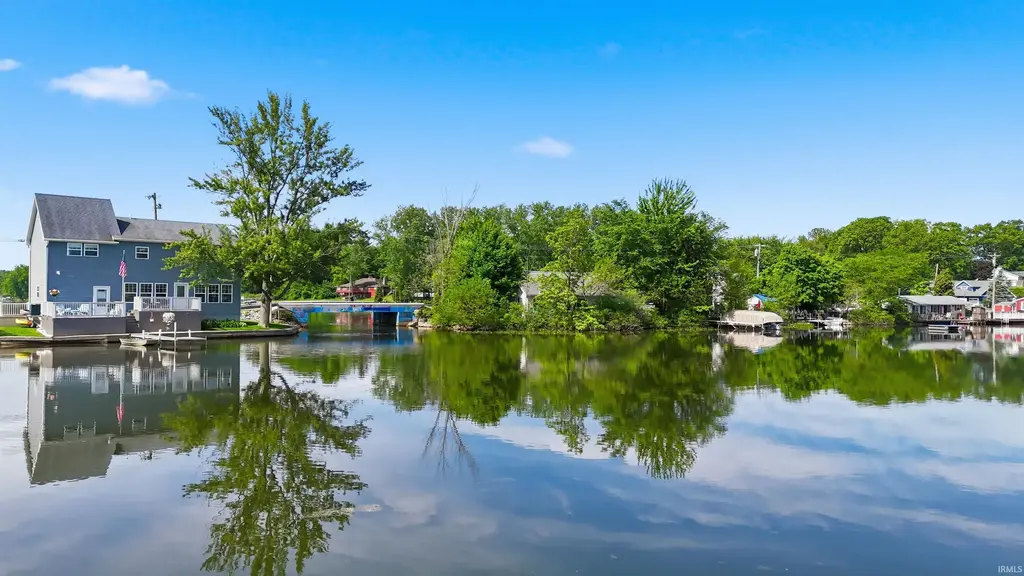 1425 E 700 Road, Wolcottville