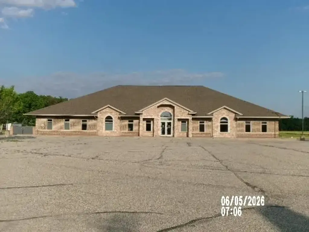 2535 N 200 W, Angola