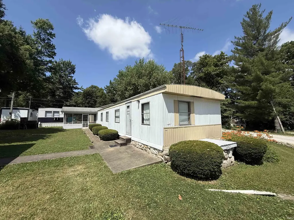4363 N Private Rd, 1195 E, Loogootee