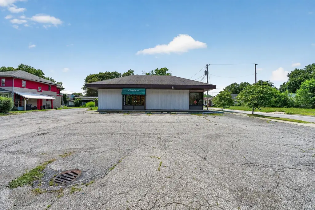 1602 E Lincolnway, South Bend