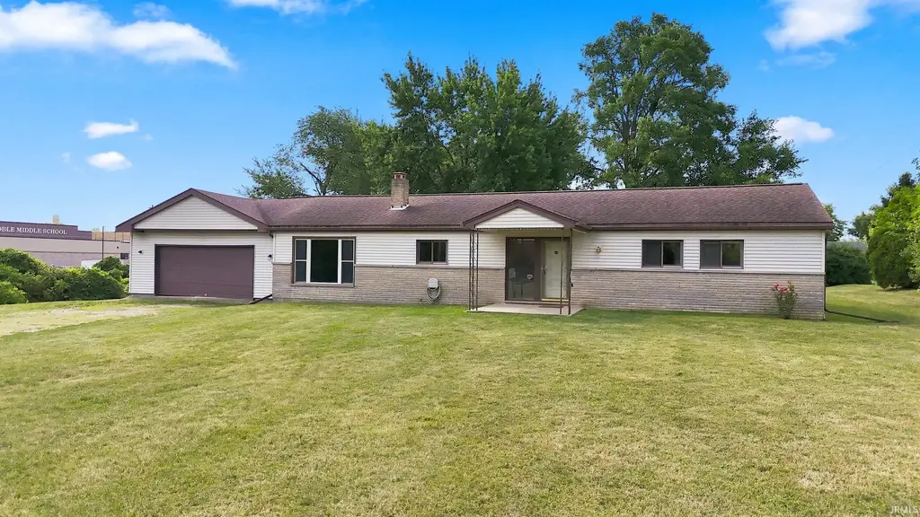 501 Drake Road, Kendallville