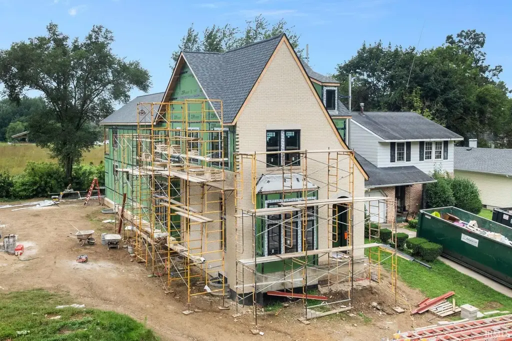 1123 N Twyckenham Drive, South Bend