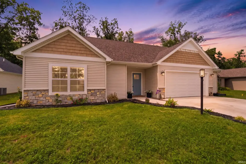 558 S Valley River Drive, Columbia City
