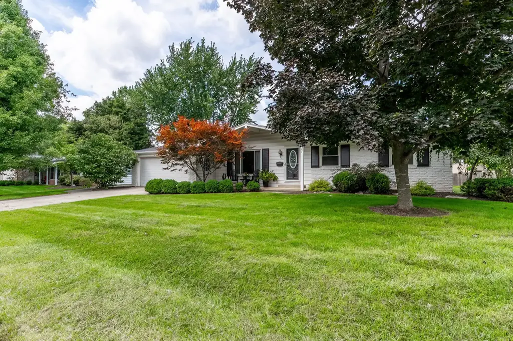 2727 Roscommon Drive, Fort Wayne