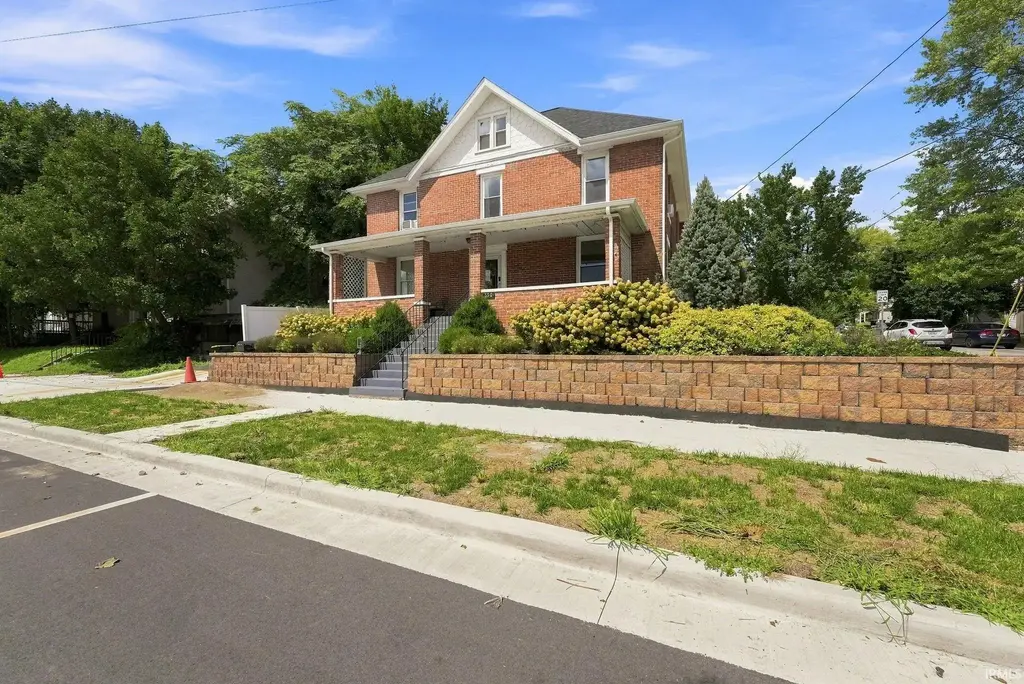 350 E Tipton Street, Huntington