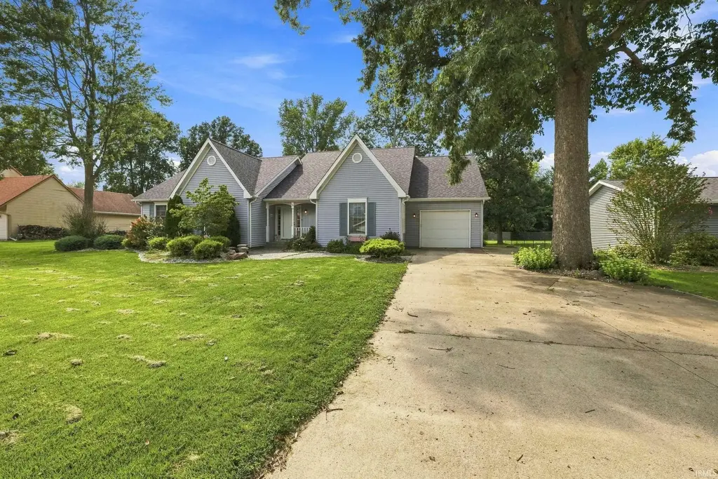 711 Laura Lane, Sweetser